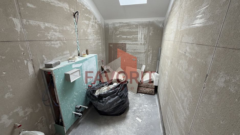 Decomandat. Zona Buziasului. Parcare in curte. - Poză 19