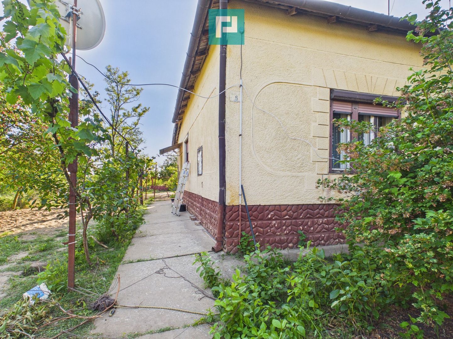 Casă cu 3 camere și 2646 mp teren în Dombegyhaz - Poză 1