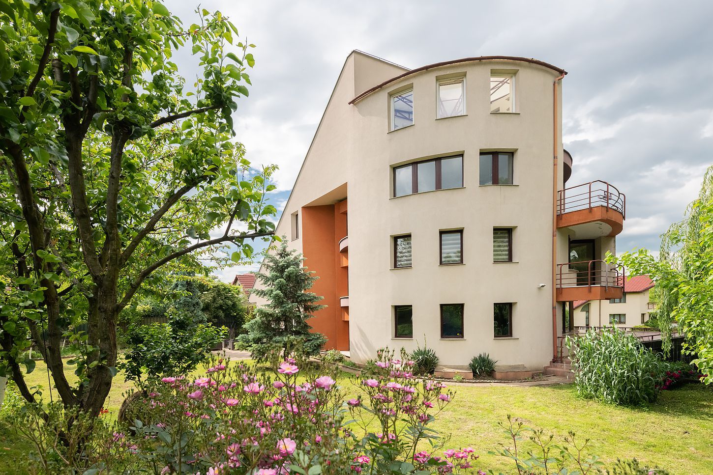 Vilă cu 1.350 mp teren în mijlocul orașului Grădina Botanică - Poză 6