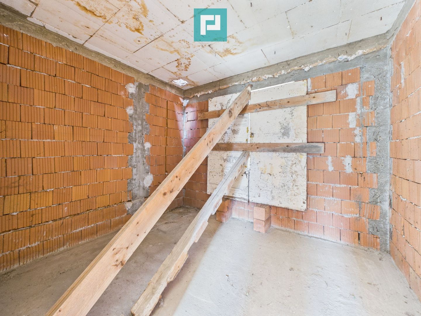 Casă la roşu S+P+1 în Bodrogu Nou - Poză 7