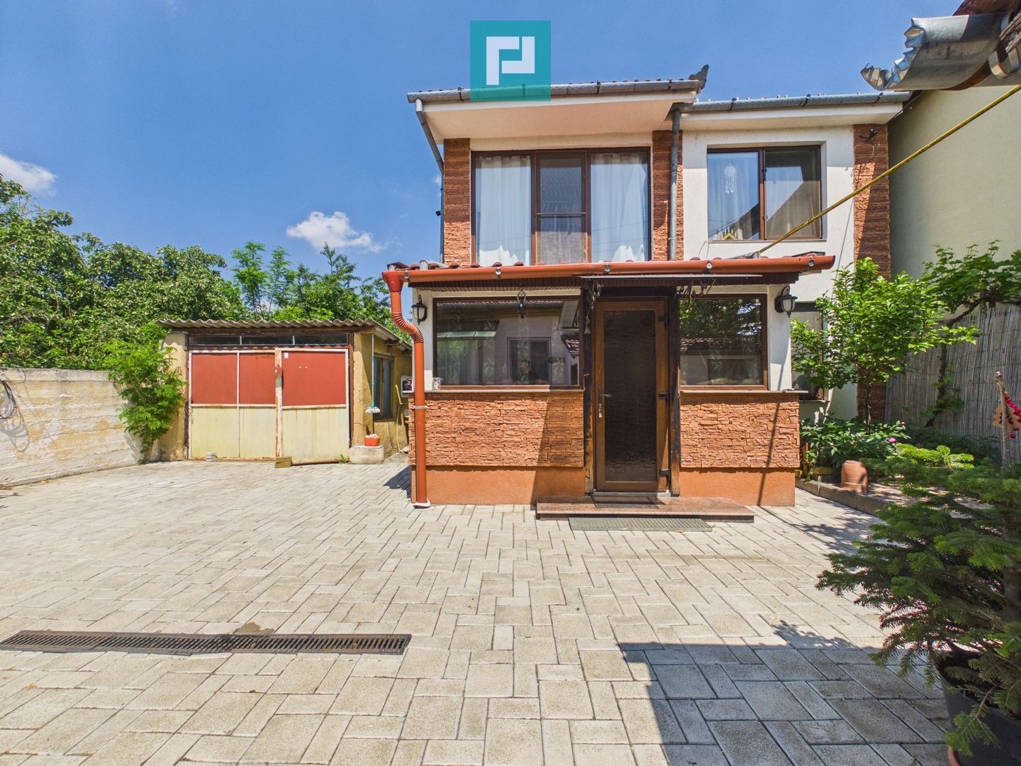 Casă cu 2 corpuri de clădire în Bujac - Poză 2