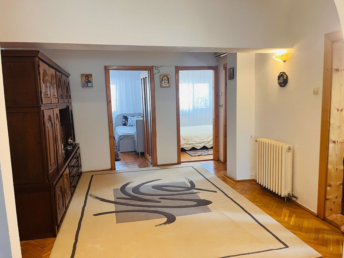 Apartament ultracentral, 3 camere, cu priveliste impresionanta, langa Mercur - Poză 2