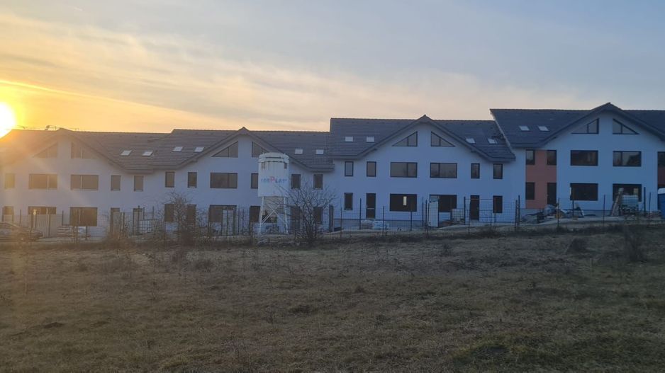 Casa de vânzare tip înșiruita la intrare in Cristian - Poză 4
