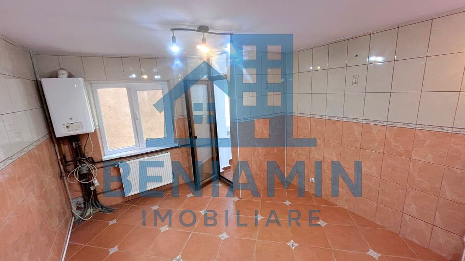 3 camere decomandat la etajul 1 in 1 Mai an 1985 centrala - Poză 2