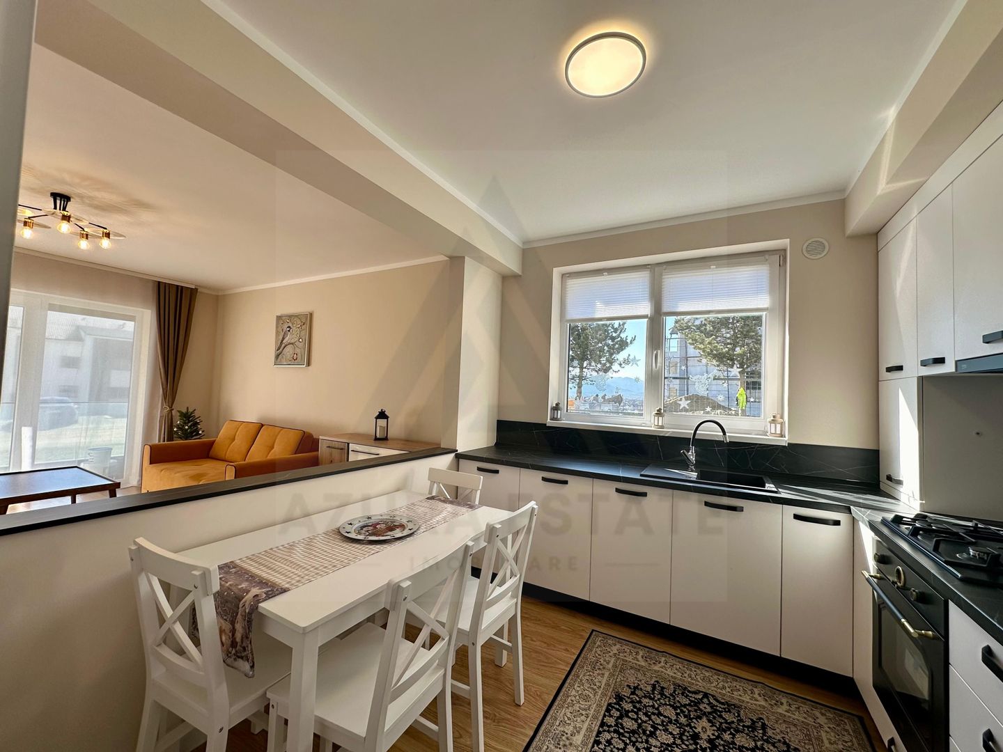 Apartament ultrafinisat 2 camere balcon 7.5 mp si parcare in Cristian - Poză 1