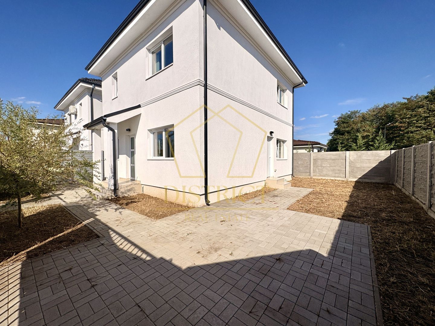 Duplex cu 4 camere, despărțit prin camera tehnica | Mosnita Noua - Poză 1