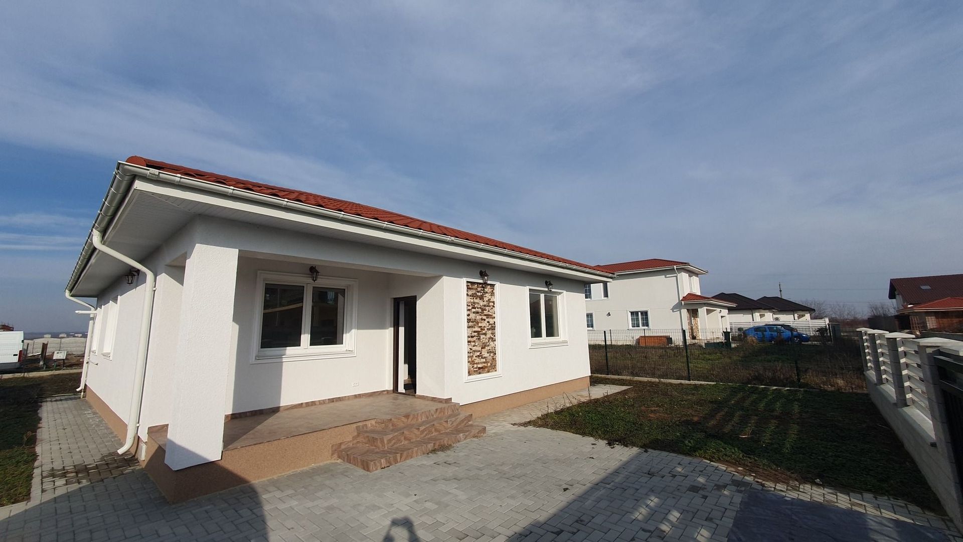 Casa dintre lacuri, Crevedia, cartier nou. - Poză 1