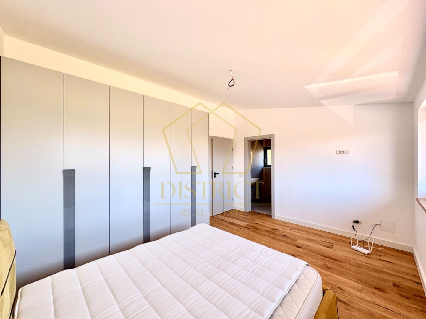 Duplex superb cu 4 camere, mobilat si utilat | Mosnita Noua - Poză 11
