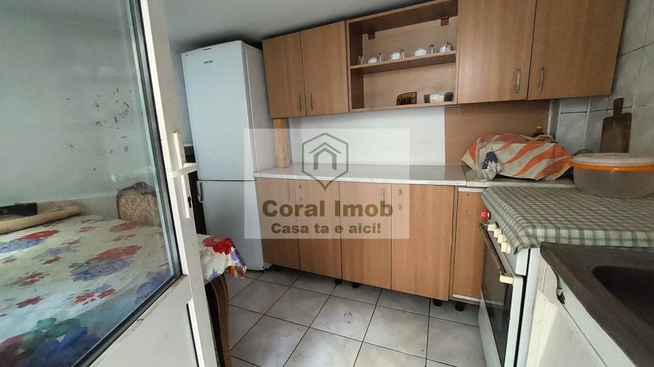 Vanzare casa 6 camere, 3 bai, 3 bucatarii, 2 centrale,  curte individu - Poză 2