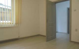 In centrul orasului! Vanzare casa renovata in Targoviste - Poză 3