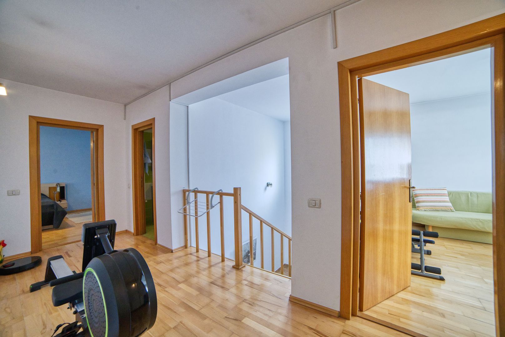 Casa complet mobilata 5 camere 3 bai curte generoasa - Poză 22