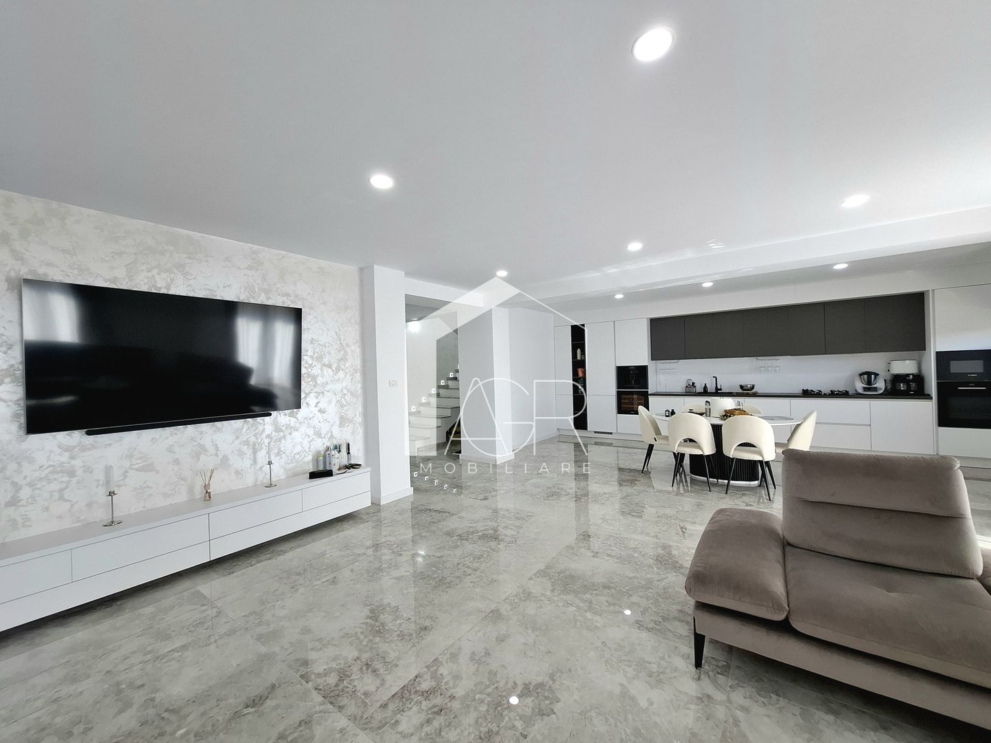 Vila cu 5 camere de vanzare, Strejnicu - Poză 2