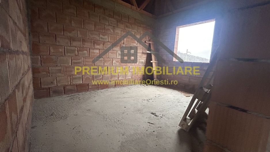 Casa la rosu de vanzare in Onesti - Poză 4