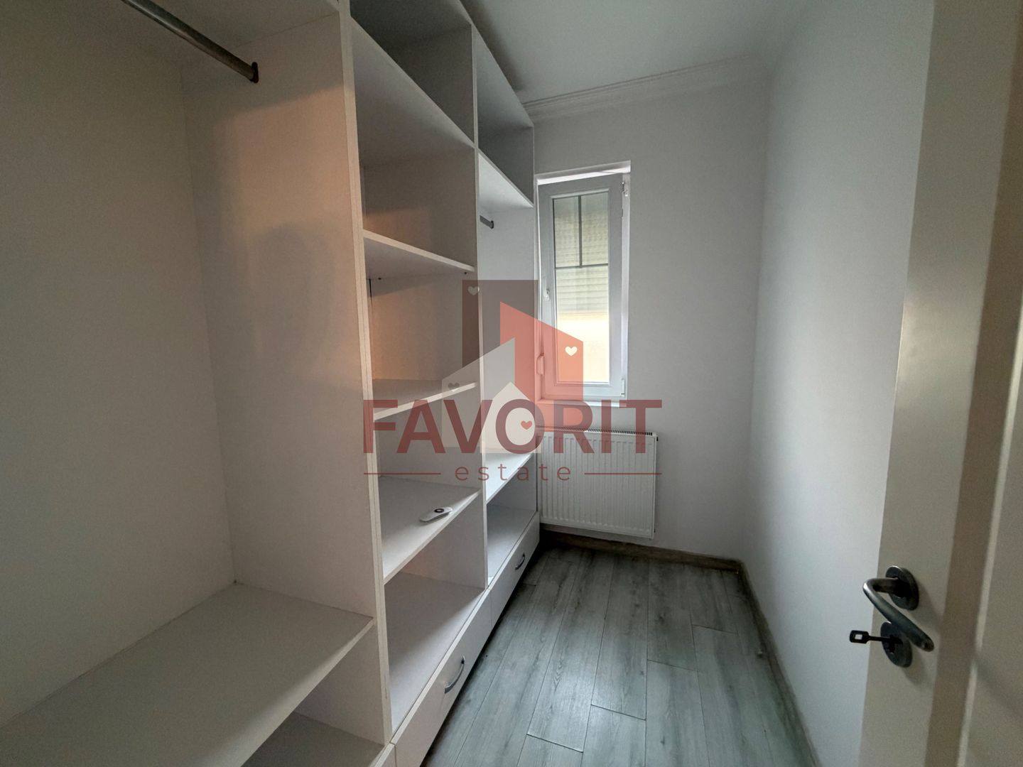 Mobilat si utilat. Disponibil imediat. Loc de parcare - Poză 9