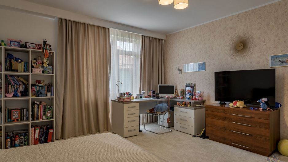 Vilă renovată P+1+M  | Foișor vitrat, grădină și jacuzzi - Poză 17