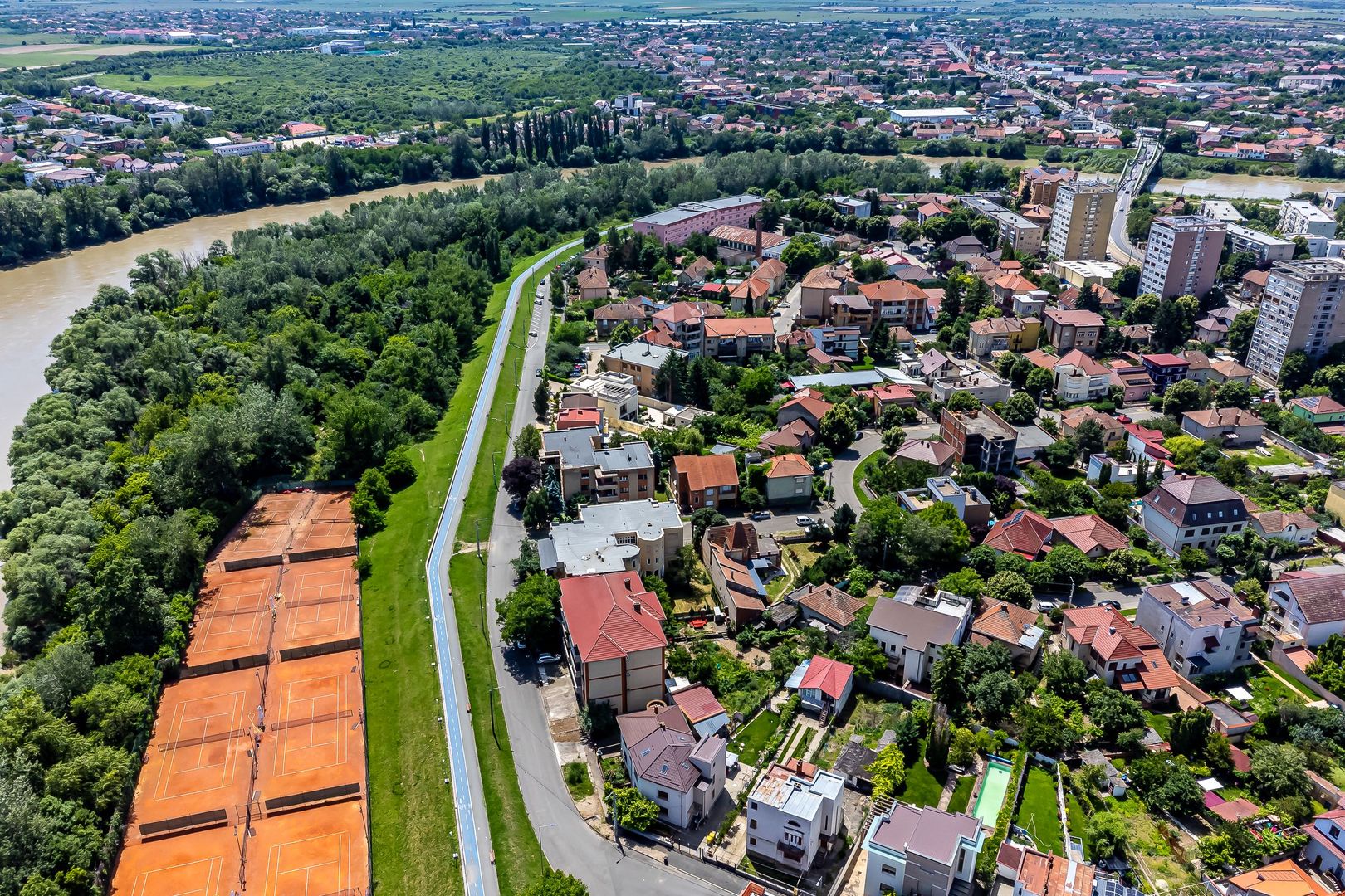 Proprietate cu teren generos în cea mai râvnită zonă a Aradului - Poză 8