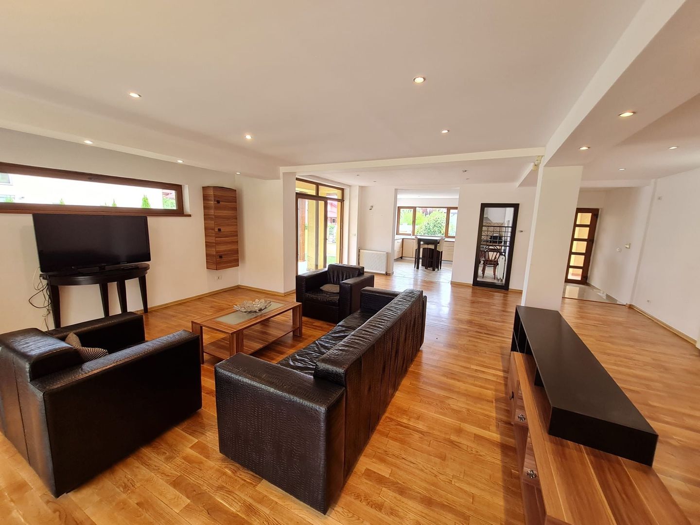 Super oferta!!!Vila spațioasă în Ghiroda! - Poză 1