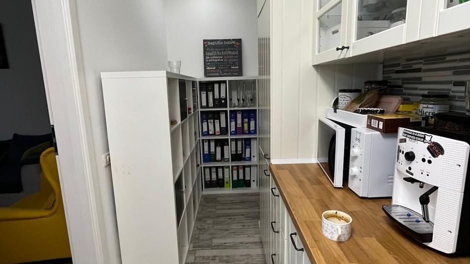 Birou shared (coworking)cu grădină, terasă si parcare proprie - Poză 5