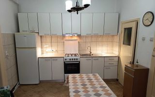 Apartament renovat, curte comună îngrijită, zona Podul Traian. - Poză 1