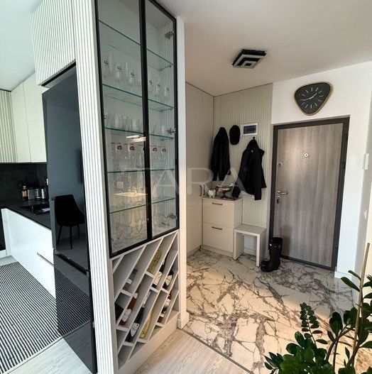 Apartament cu 2 camere, ultarfinisat, mobilat, cu grădină proprie. - Poză 2