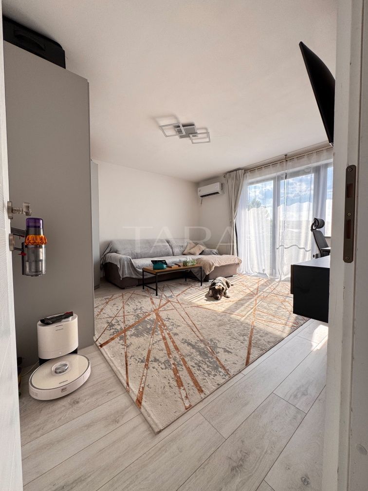 Apartament decomandat, renovat complet, mobilat, parcare inclusă. - Poză 2