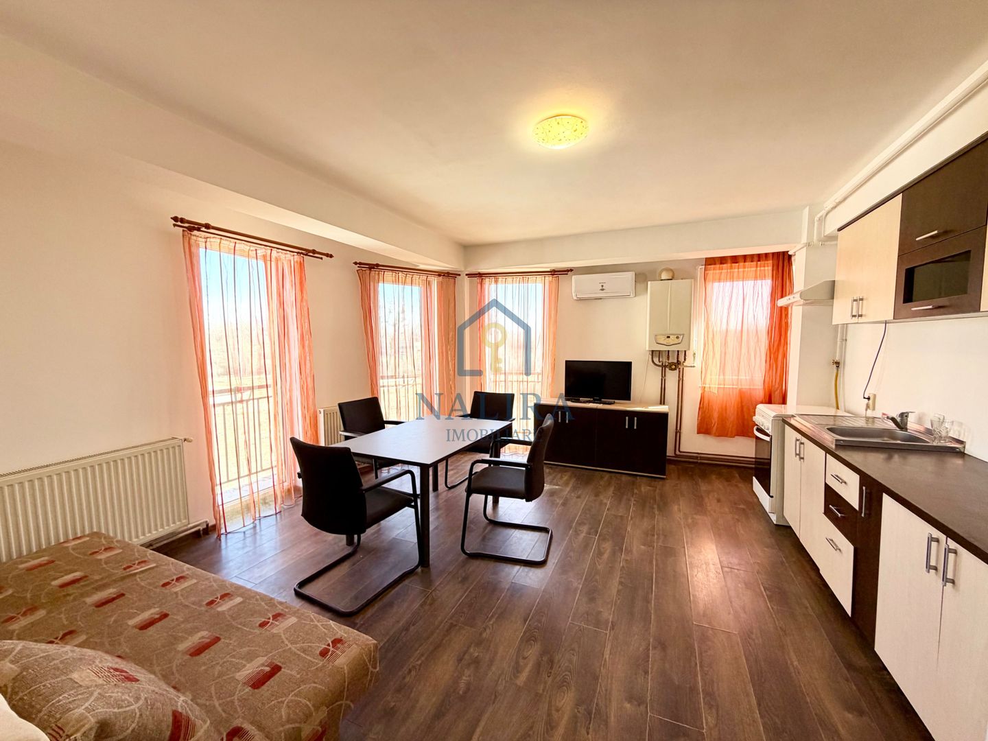 Apartament 3 camere de vânzare - Poză 1