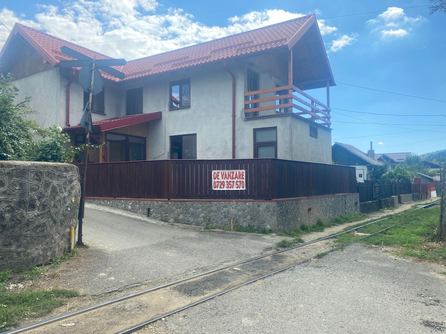 Vanzare casă la poalele Bucegilor!Potential pt. locuinta sau pensiune - Poză 1