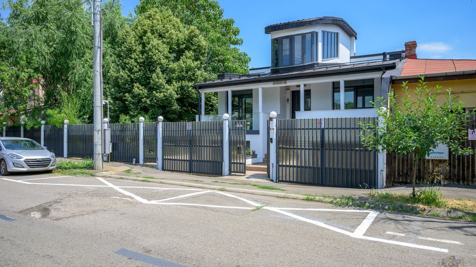 Vilă de arhitectură cu piscină, garaje și teren de 800 mp - Poză 59