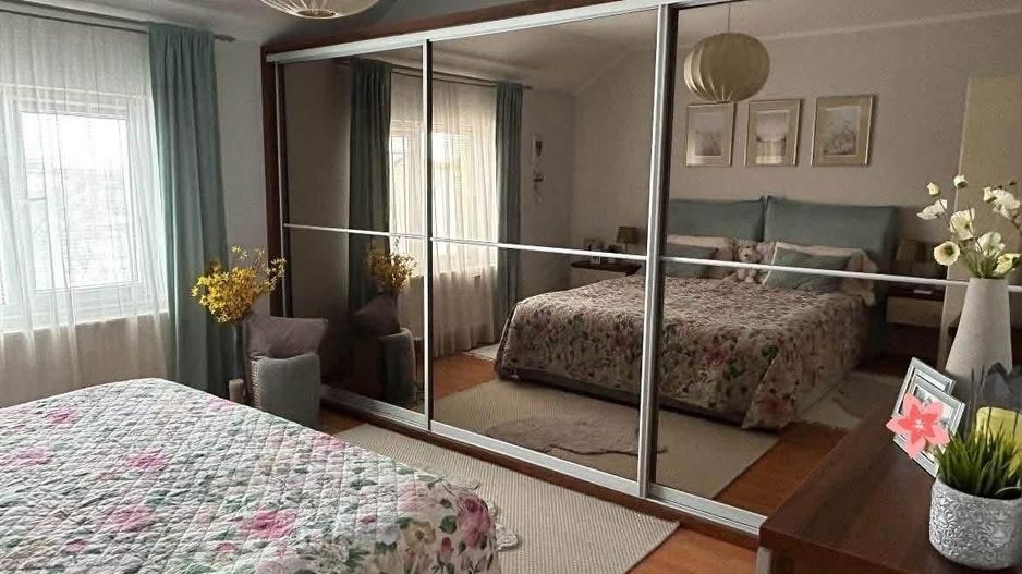 Vând apartament deosebit, situat într-o zonă semicentrală, liniștită și foarte plăcută, ideal pentru cei care își doresc confort și intimitate. - Poză 4