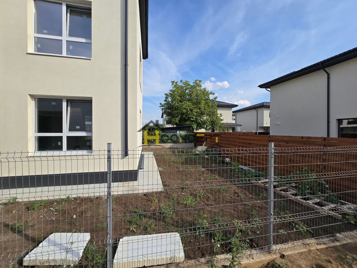 Vila finalizata, curte libera 185 mp,  loc de parcare, zona case - Poză 5
