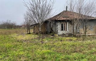 Teren intravilan 3367 mp cu casa demolabile 54 mp puț existent!