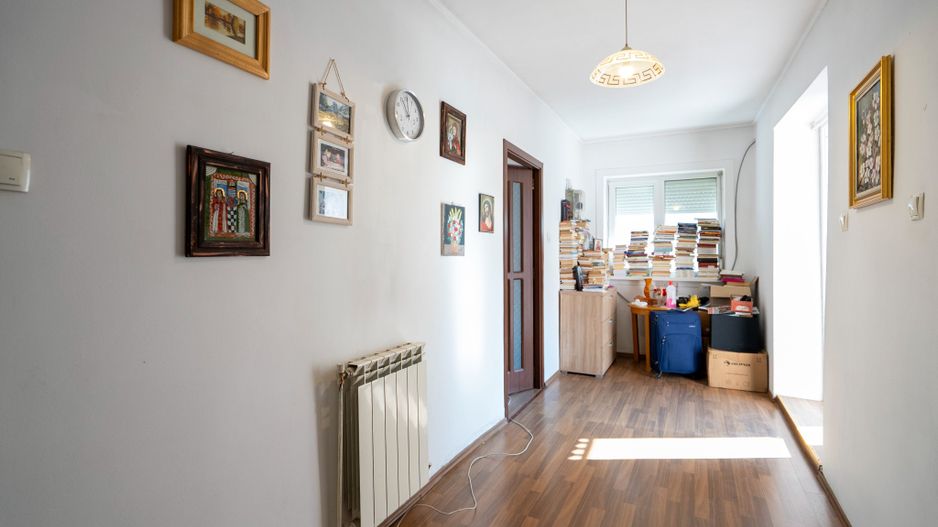 Casa cu 300 mp de teren , acces auto si dublu front in Nufarul - Poză 8