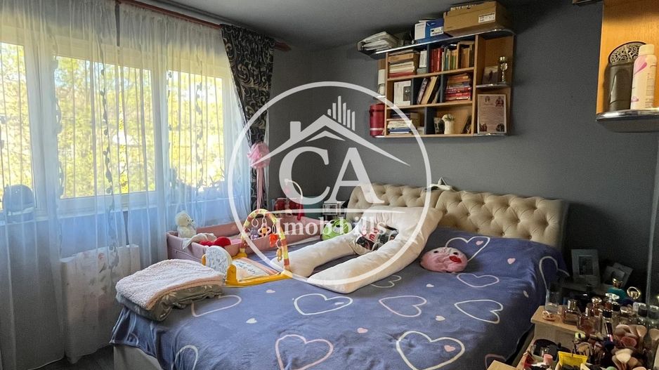 Apartament cu 3 camere de vânzare în zona Rogerius, Oradea - Poză 1