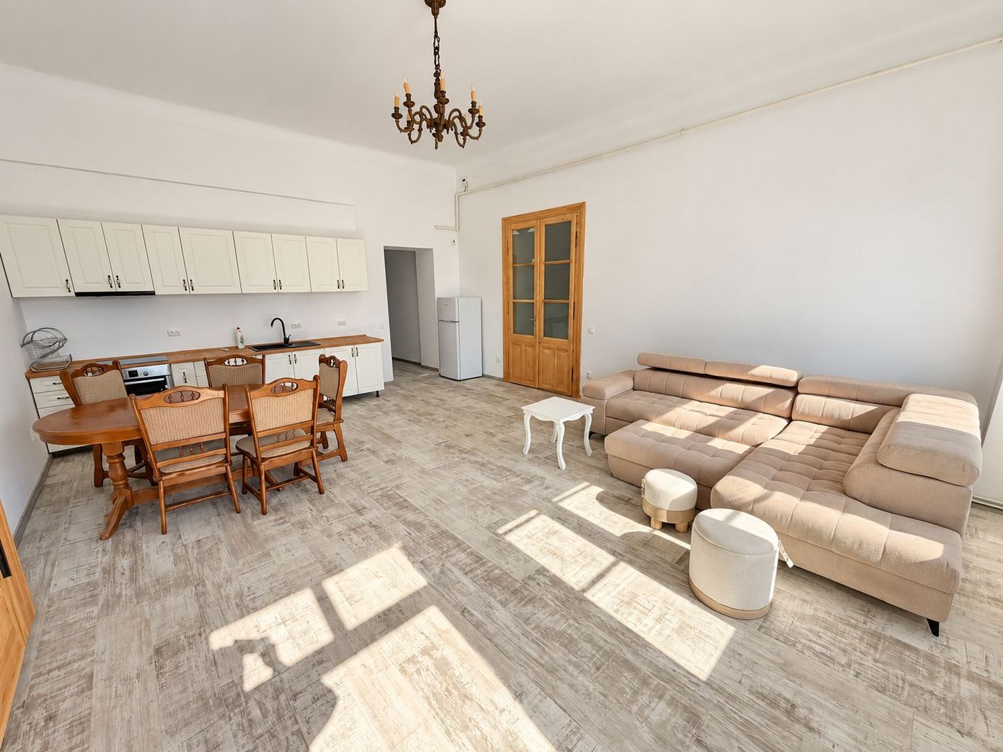 Apartament cu 3 camere și curte privată | Parcul central | Parcare - Poză 3
