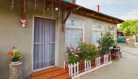 Casă cu 2 camere și 456 mp teren în Ghioroc