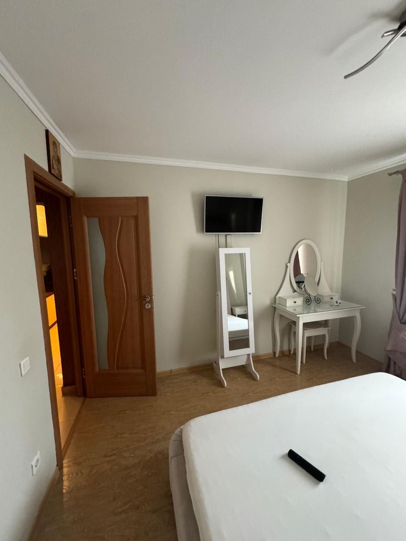 De inchiriat apartament cu 3 camere, Str. Nae leonard, etaj 3, 500 E - Poză 2