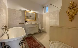 Apartament deosebit cu 3 camere, curte si parcare, aproape de Centru - Poză 13