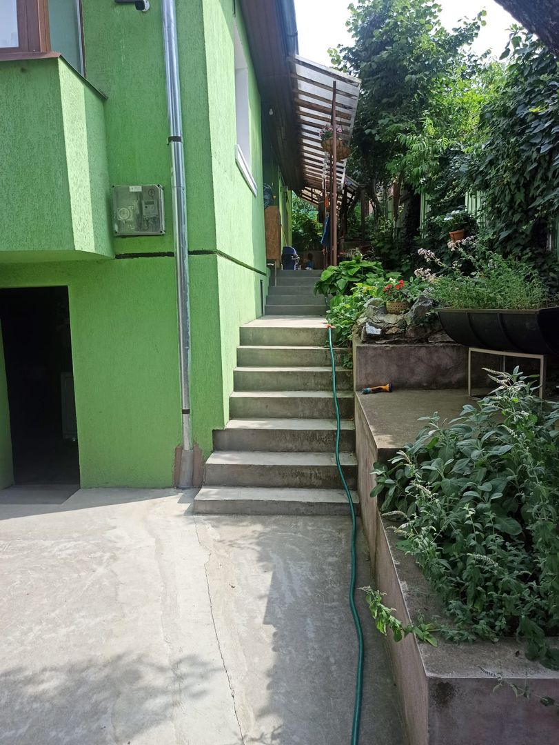 CASA CU 5 CAMERE ZONA DAMBU - Poză 1