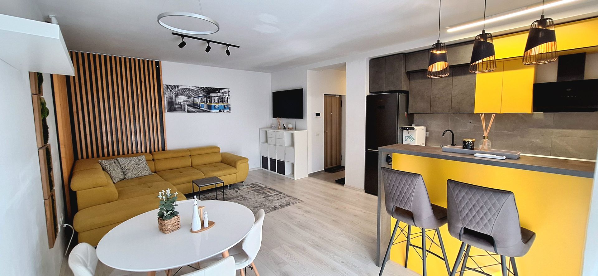 Apartament cu 3 camere, curte si loc de parcare - Poză 1