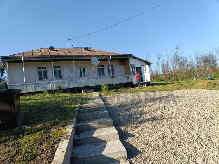 Casă renovată în stil tradițional, Romanesti, Iași – 3 camere, 50 mp utili, teren 3240 mp - Poză 1