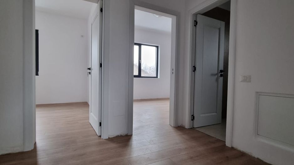 Reședință Modernă cu Finisaje Distinse - Poză 12