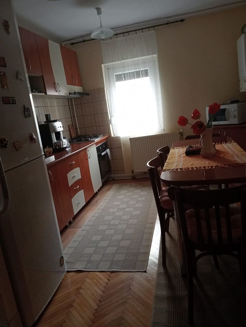Vand apartament cu 3 camere, decomandat, la parter - Poză 1