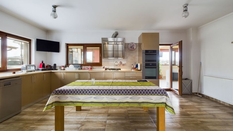 Casă Impresionantă Curte Generoasă Construcție de Calitate Berceni - Poză 2