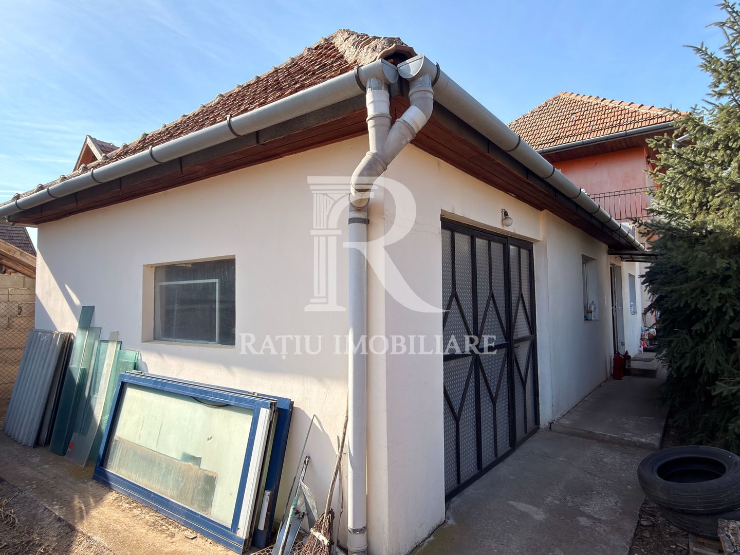 Casă cu spațiu comercial | Curte | Garaj | Parcare | Nojorid - Poză 5