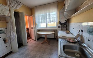 De Vânzare apartament 3 camere Micro 16 - Poză 1