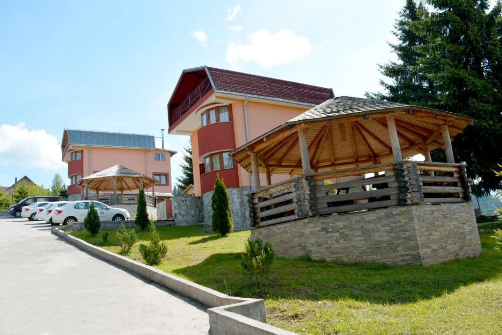 Domeniu turistic, zona pitoreasca, priveliste, aer curat, Fundata, Brasov - Poză 6