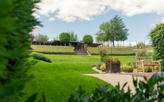 Proprietate spectaculoasă în Câmpenești de vanzare - Poză 3