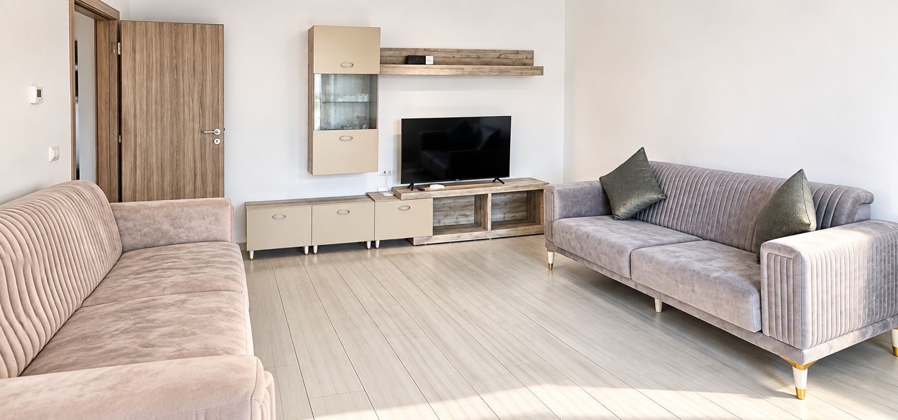 Apartament cu 3 camere - str. Domneasca, ultracentral, bloc nou - 700 euro - Poză 1