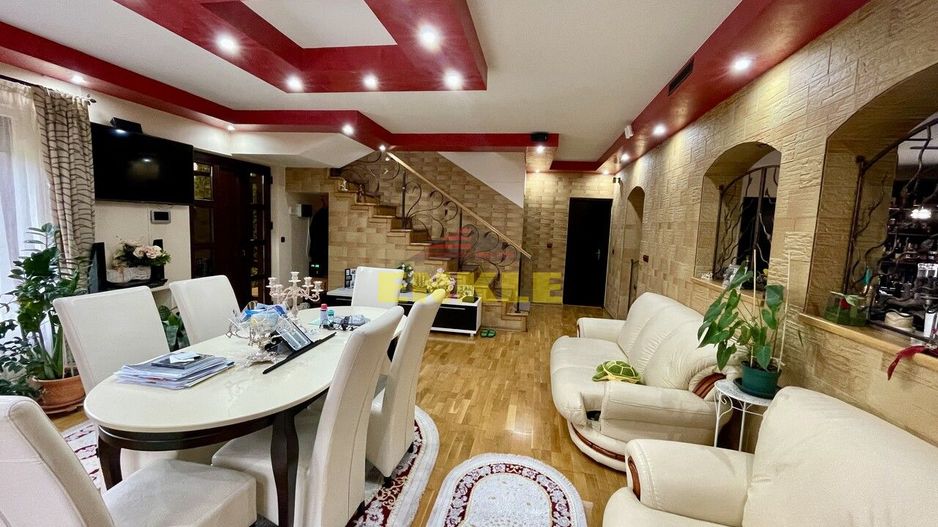 De vânzare casă cu suprafața de 250 mp plus 900 mp teren - Poză 2