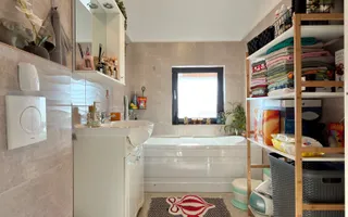 Apartament cu 2 camere complet mobilat si utilat la etajul 1 in Giroc la asfalt. - Poză 13